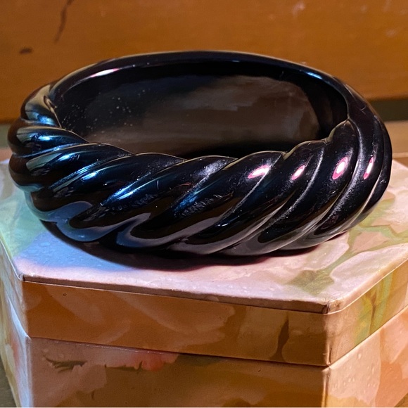 SALE 3/$20 VTG Chunky black lucite carved oval bangle,double sided twist - Picture 3 of 10